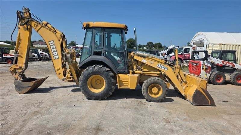 2001 DEERE 410G in Sigourney, IA