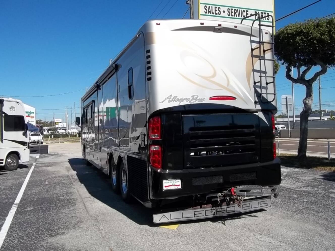 A photo of this 2011 Tiffin Motorhomes Allegro Bus 43 QGP
