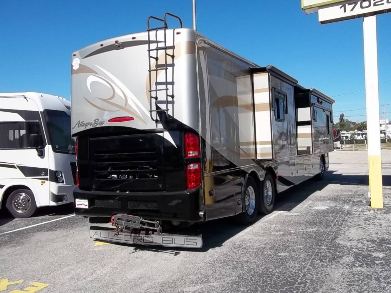 A photo of this 2011 Tiffin Motorhomes Allegro Bus 43 QGP