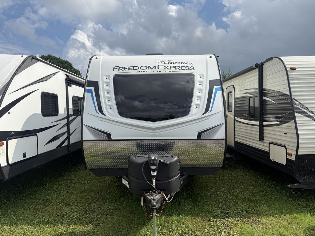2022 Coachmen Freedom Express Ultra Lite 274RKS in delevan NY