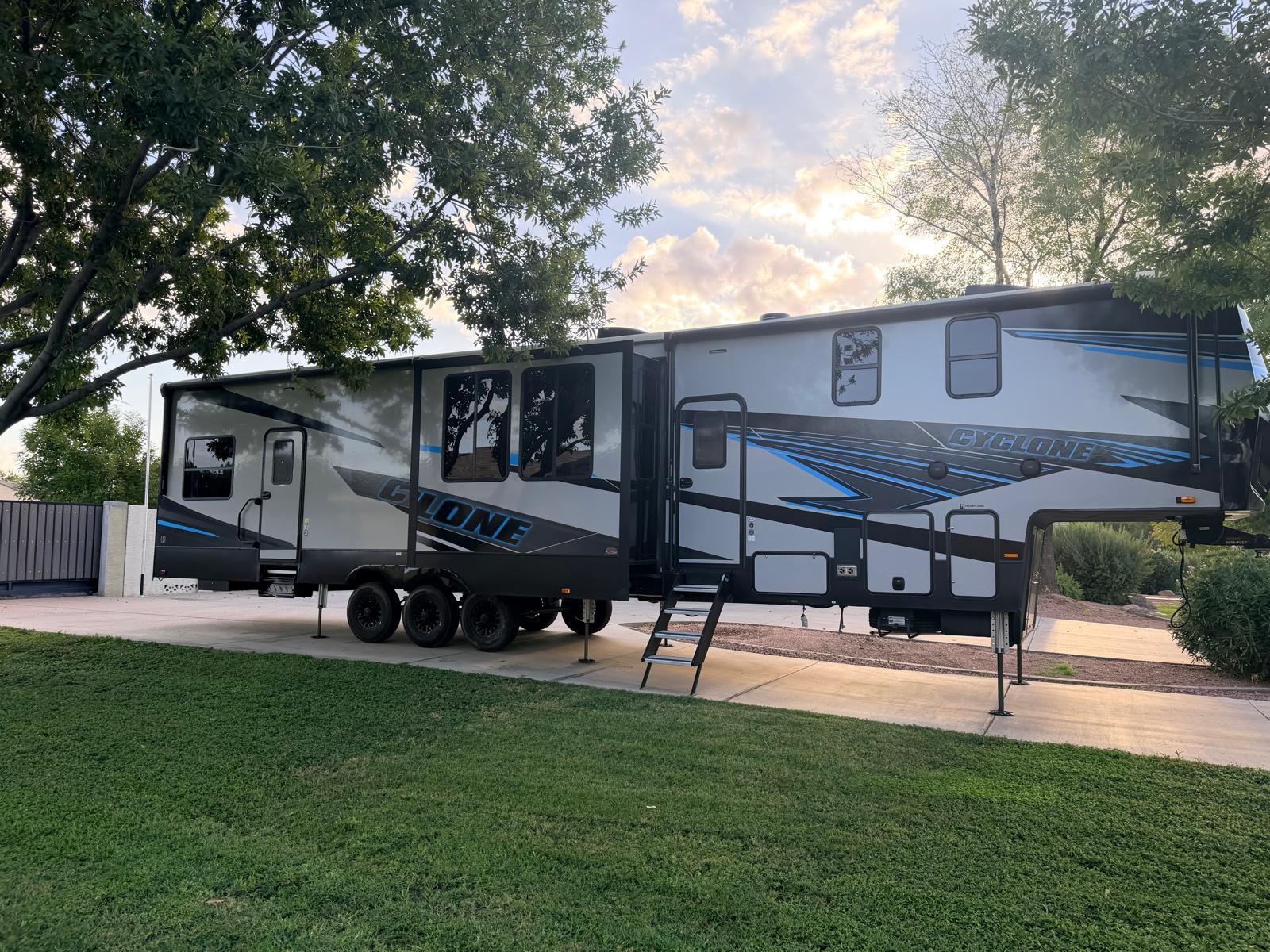 2025 Heartland CYCLONE 4118 RV