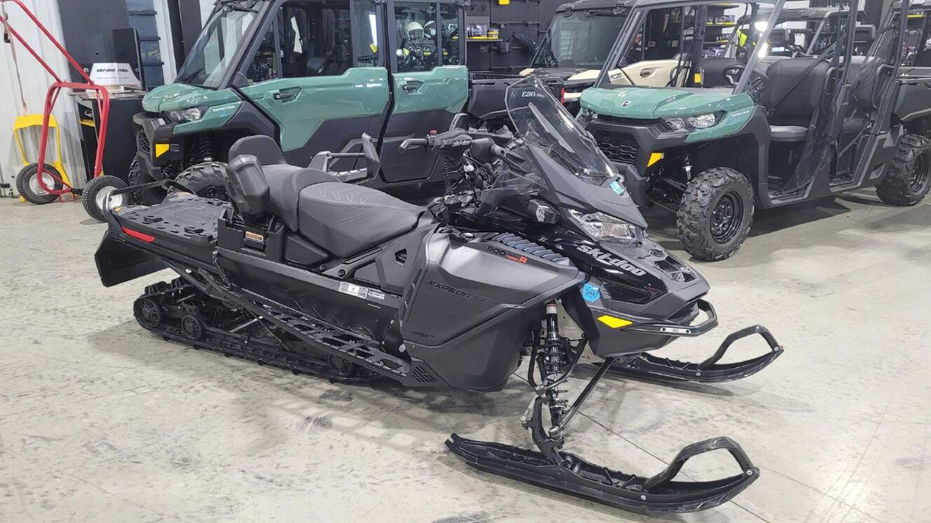 A photo of this 2024 Ski-Doo Expedition Xtreme 900 ACE Turbo R ES Cobra WT 1.8