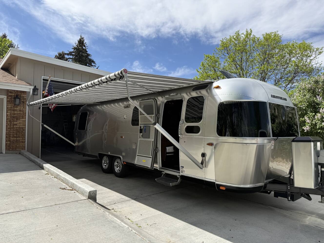 A photo of this 2018 Airstream CLASSIC 30RBQ