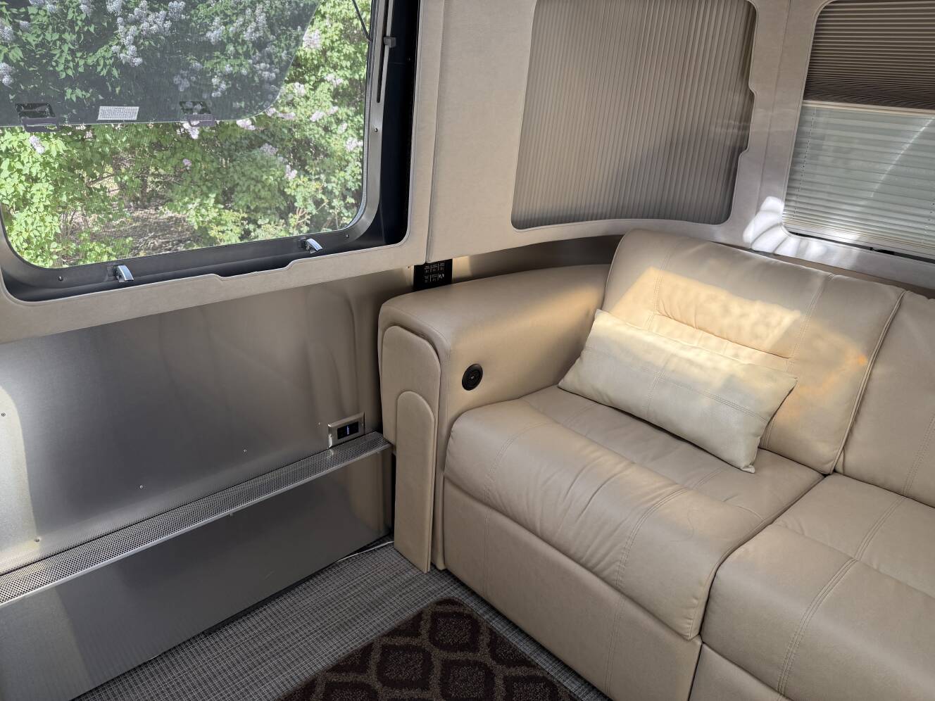 A photo of this 2018 Airstream CLASSIC 30RBQ