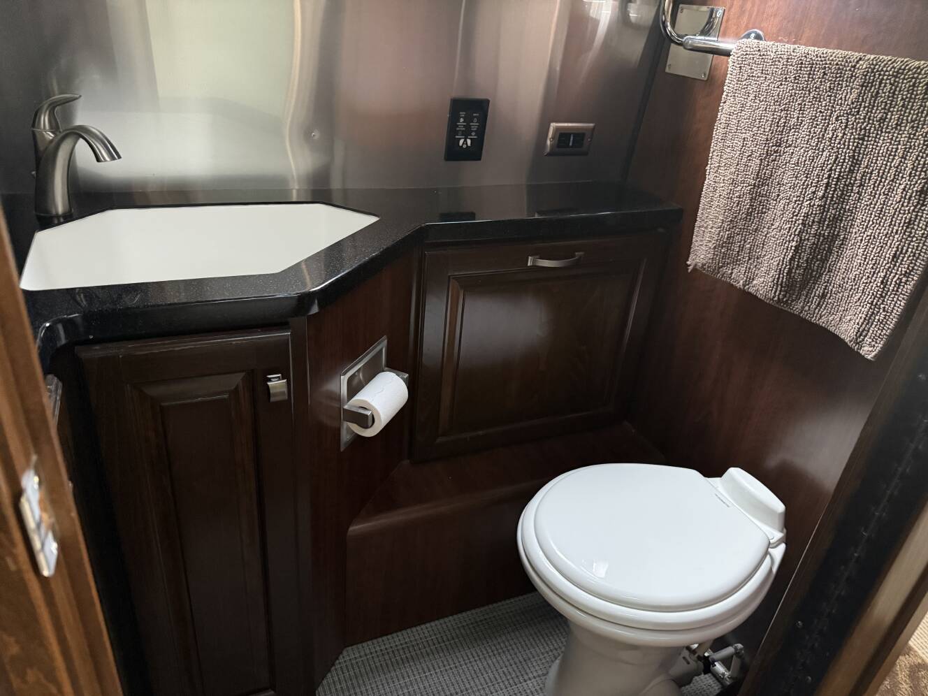 A photo of this 2018 Airstream CLASSIC 30RBQ