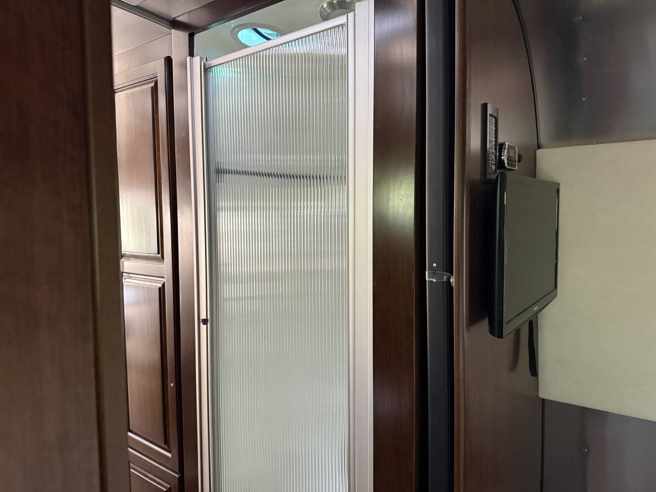 A photo of this 2018 Airstream CLASSIC 30RBQ