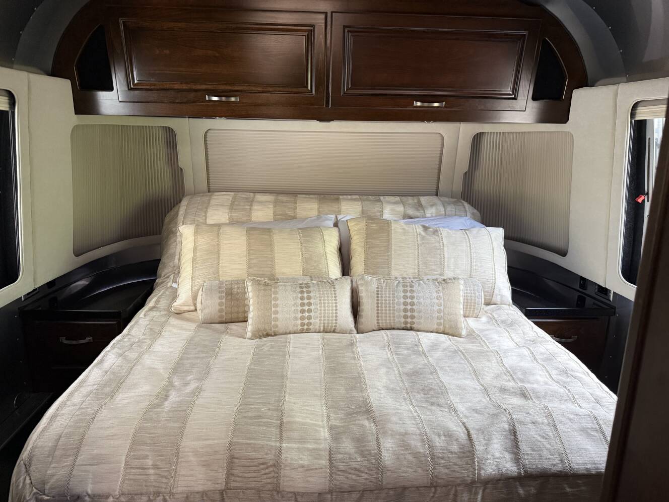 A photo of this 2018 Airstream CLASSIC 30RBQ