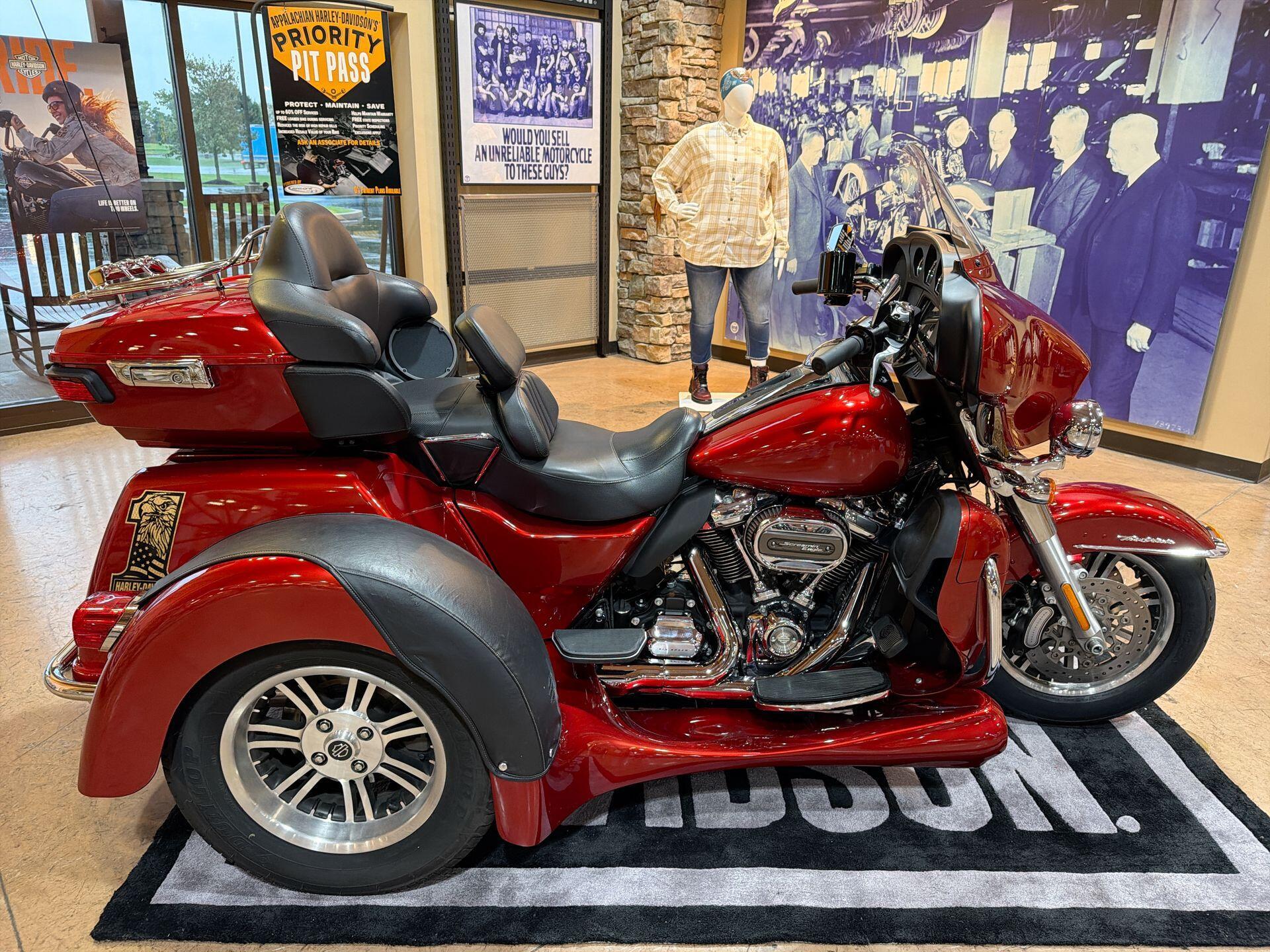 2017 Harley-Davidson Tri Glide Ultra ULTRA CLASSIC in Mechanicsburg, PA