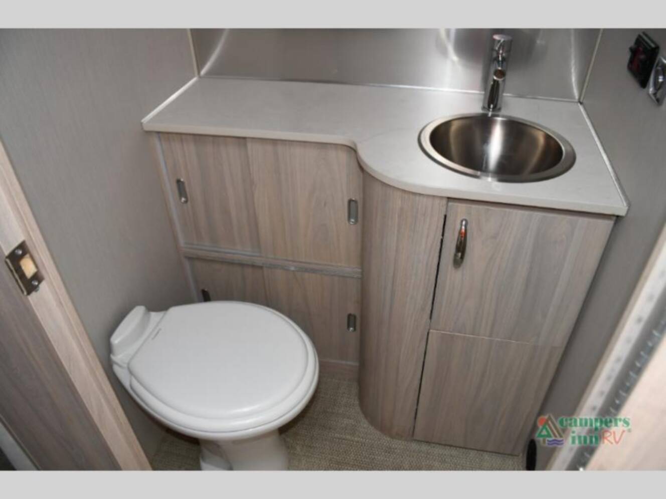 A photo of this 2019 Airstream Globetrotter 27FB Twin