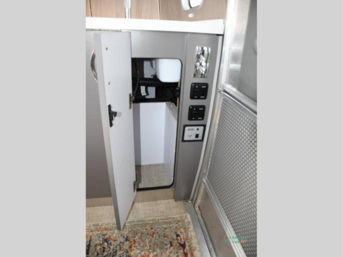 A photo of this 2019 Airstream Globetrotter 27FB Twin