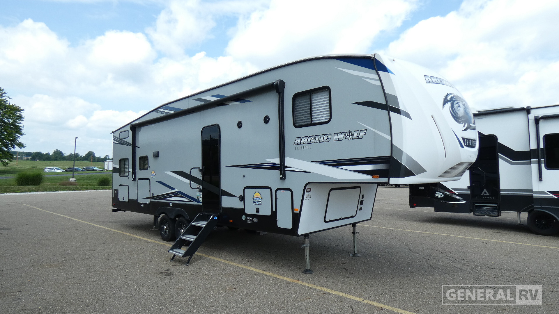 2022 Forest River Cherokee Arctic Wolf 287BH in north canton OH