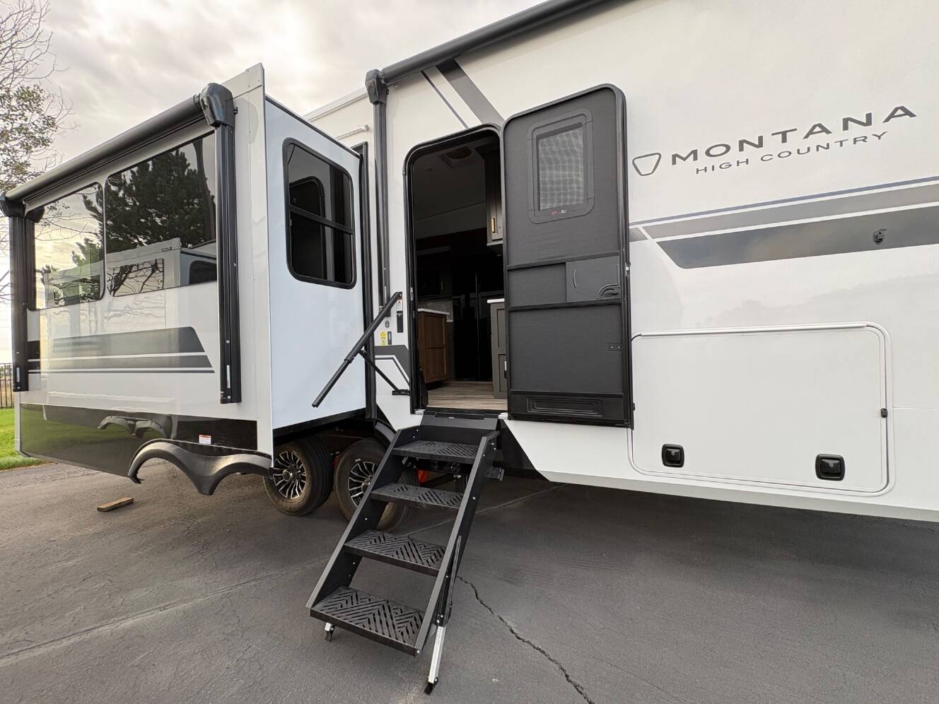 A photo of this 2027 Keystone Montana High Country 290RL