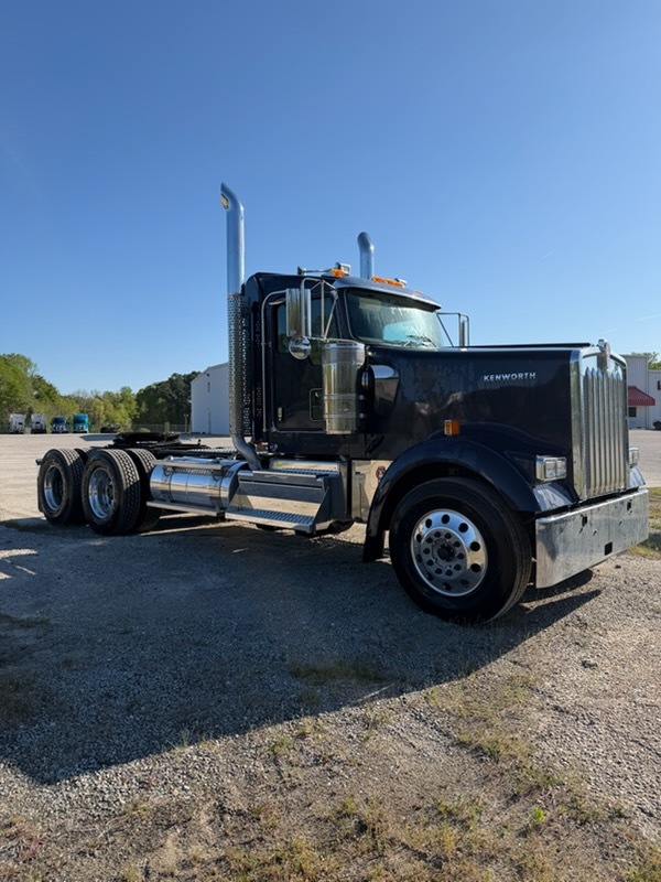 2027 KENWORTH W900L in Battleboro, NC