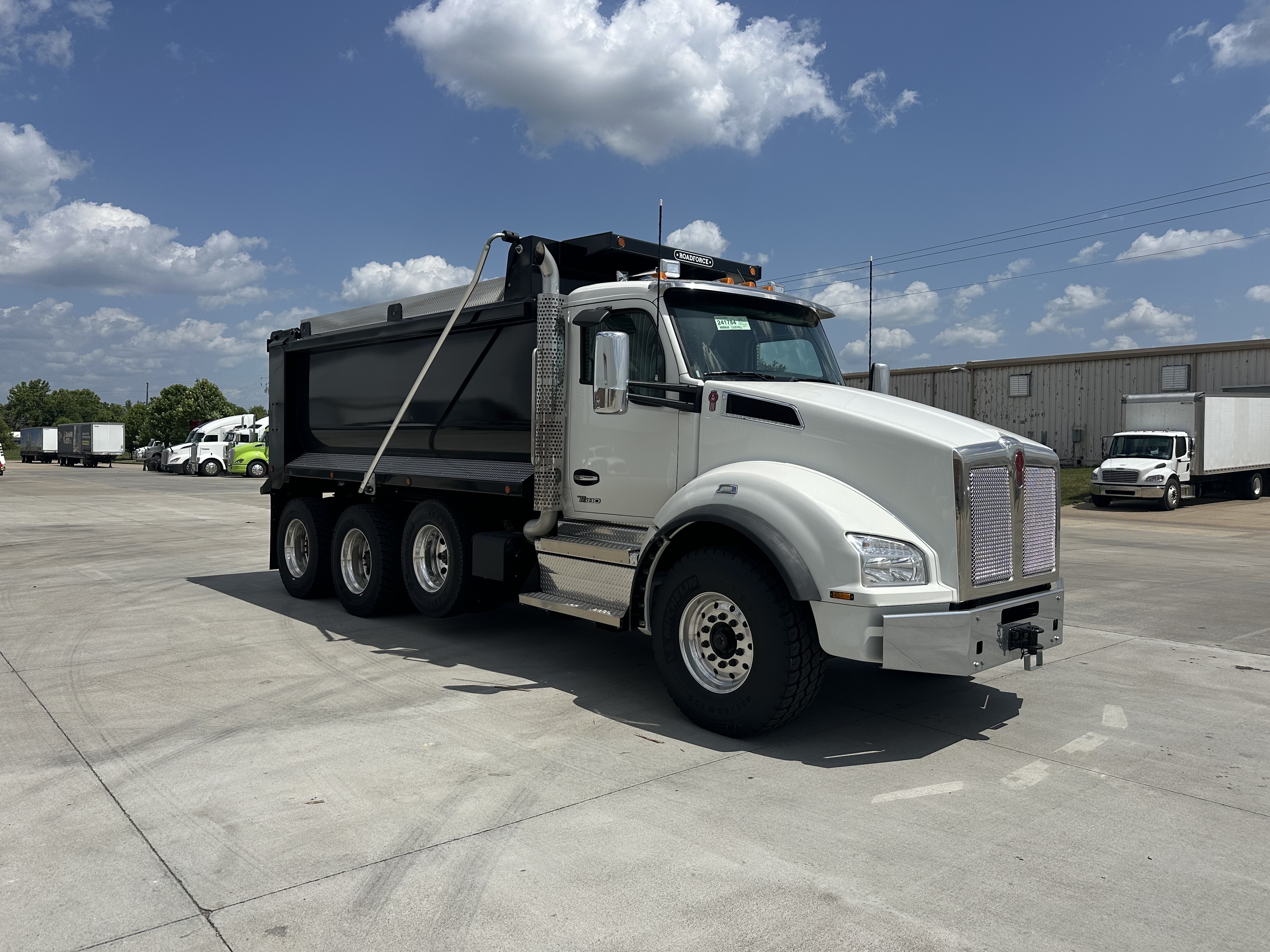 2027 KENWORTH T880 in Murfreesboro, TN