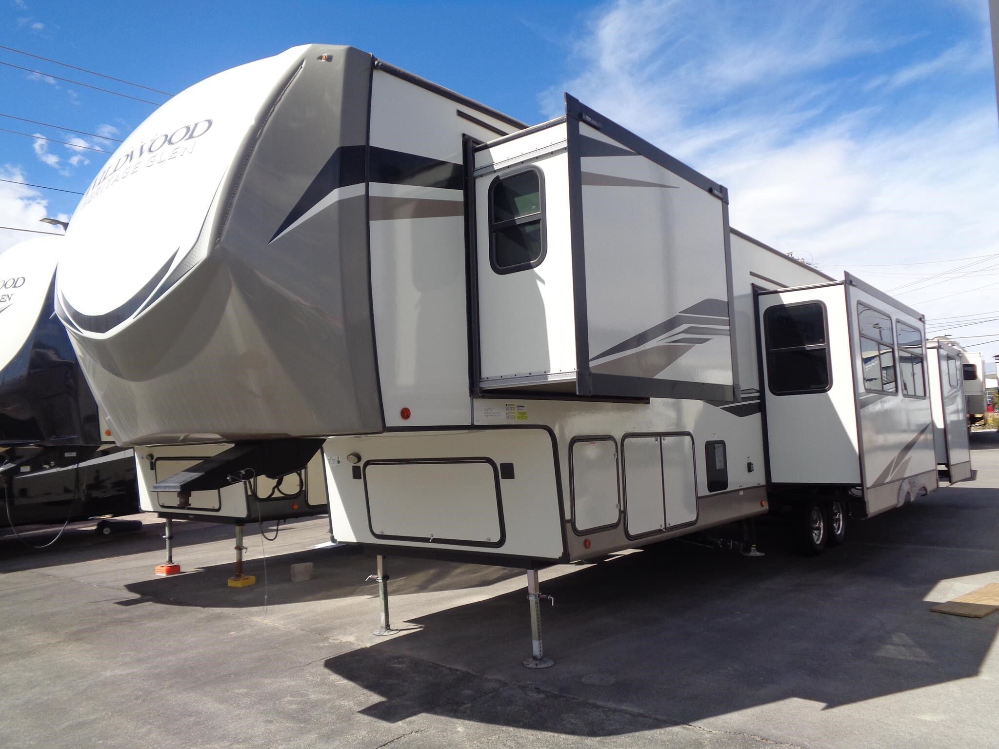 2022 Forest River WILDWOOD HERITAGE GLEN 353BED RV