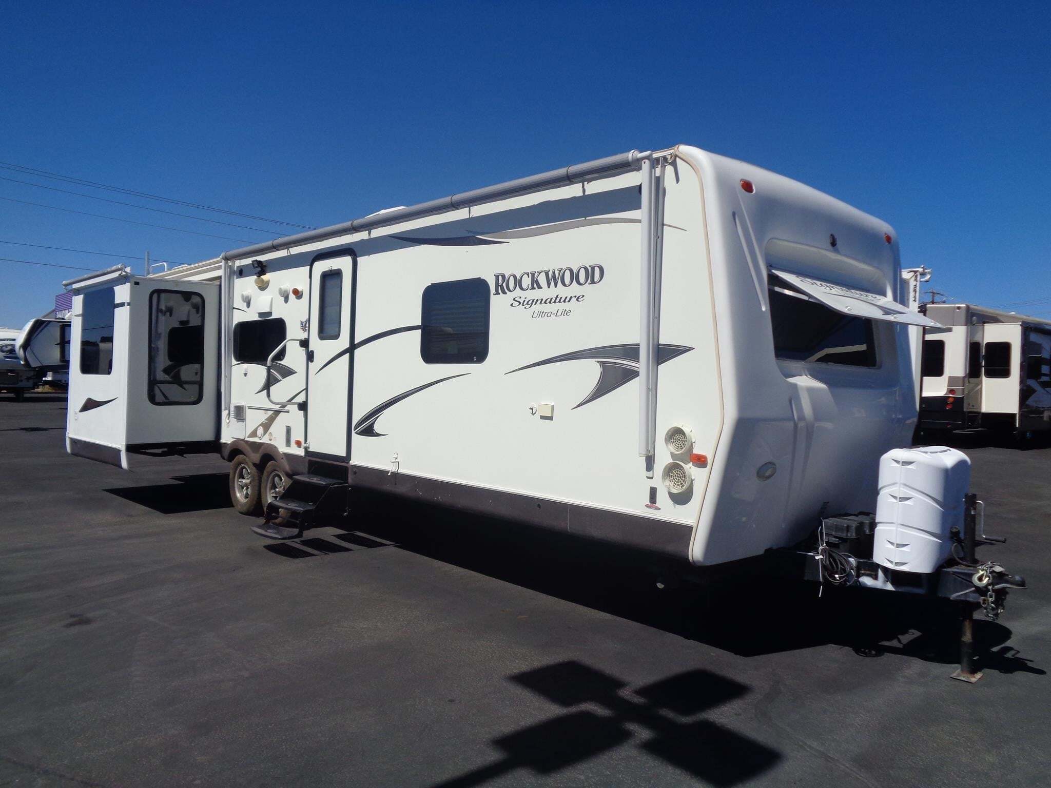 2013 Forest River ROCKWOOD SIGNATURE ULTRA LITE 8325SS in pahrump NV