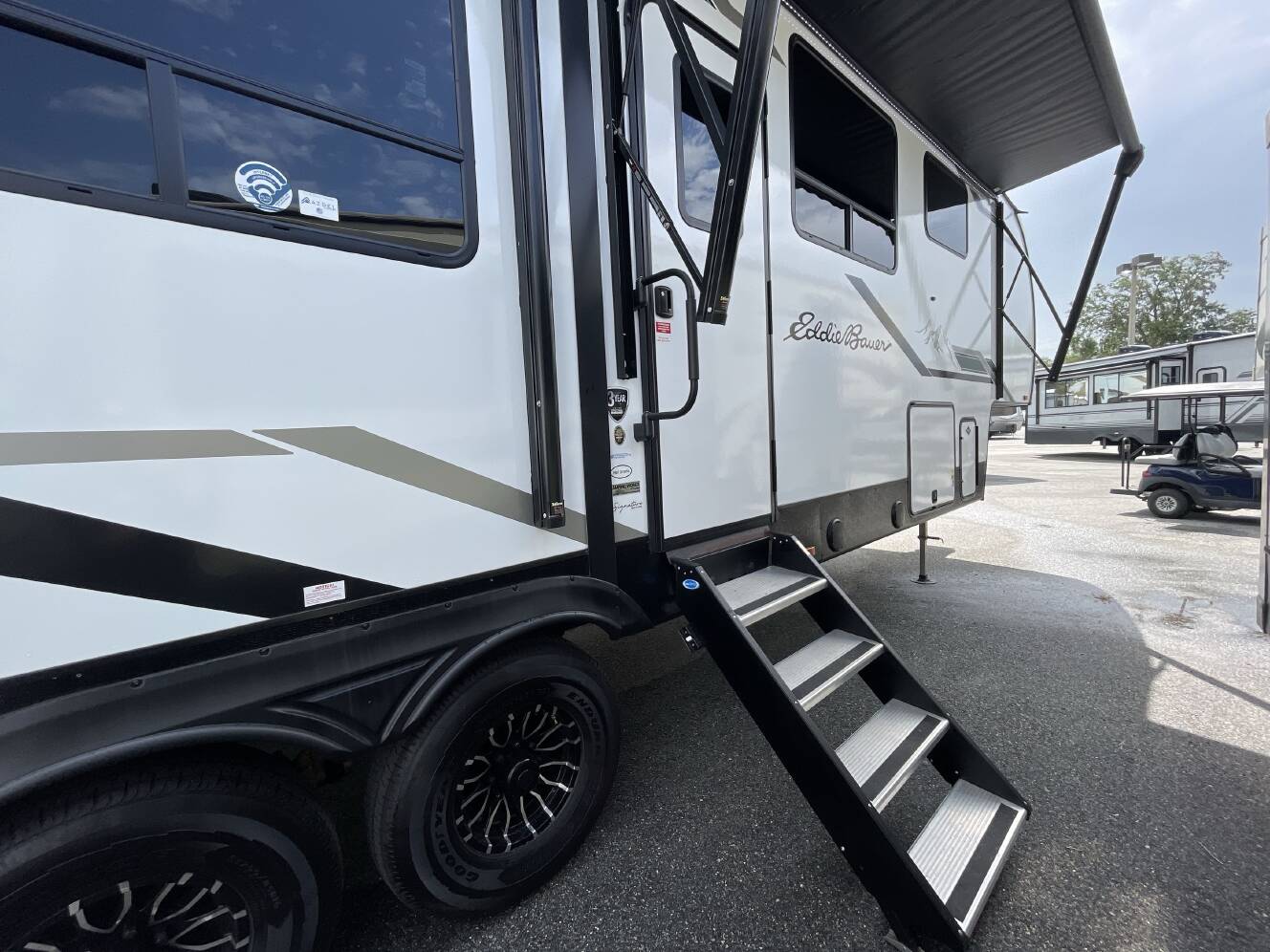 A photo of this 2024 Heartland EDDIE BAUER SIGNATURE 3100RL