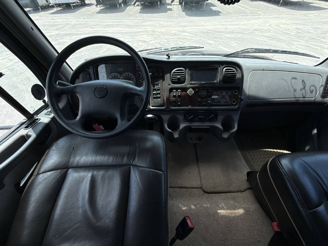 A photo of this 2013 Dynamax DX3 37BHHD