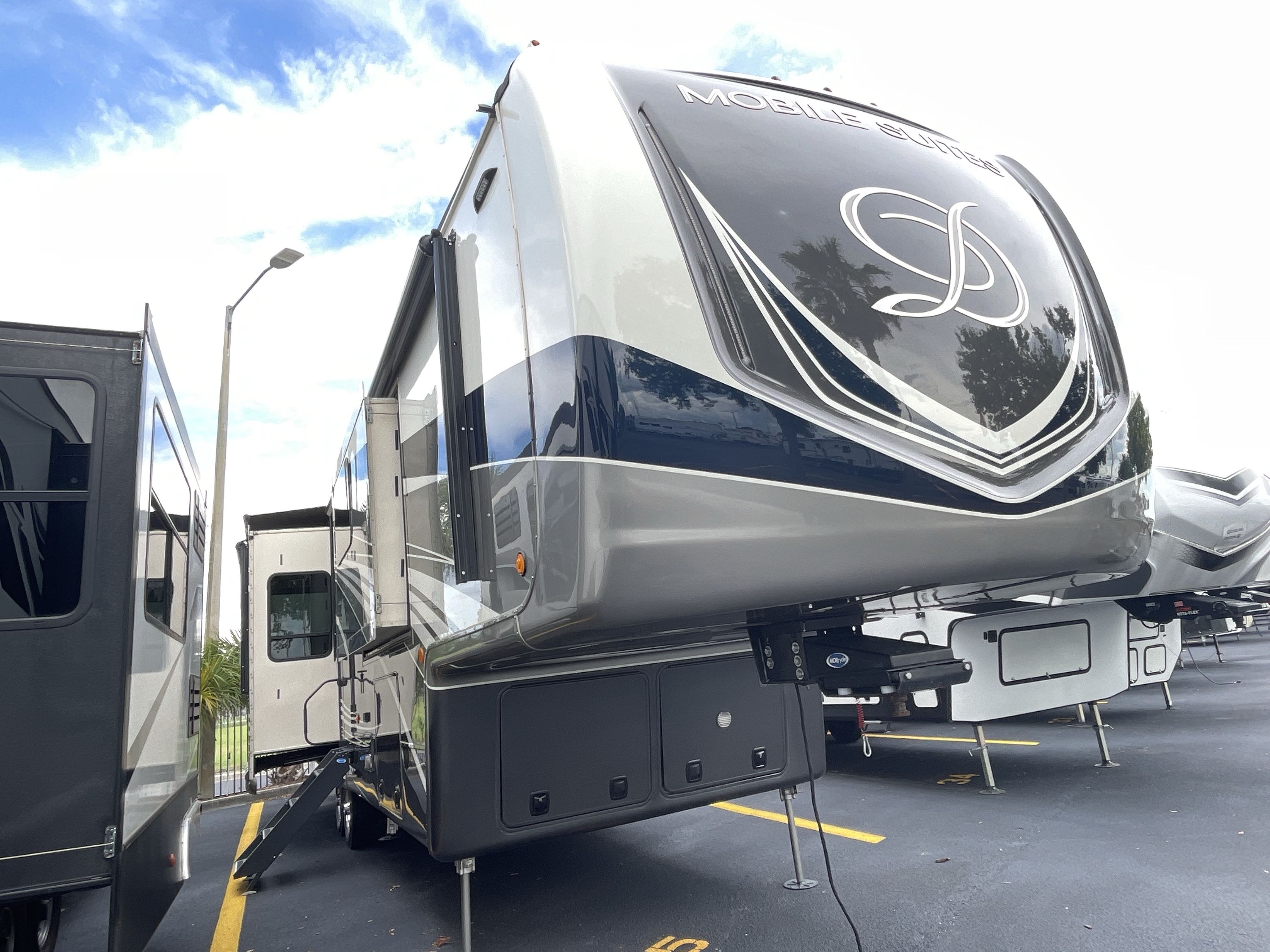 2022 DRV LUXURY SUITES MOBILE SUITES 39DBRS3 in bartow FL
