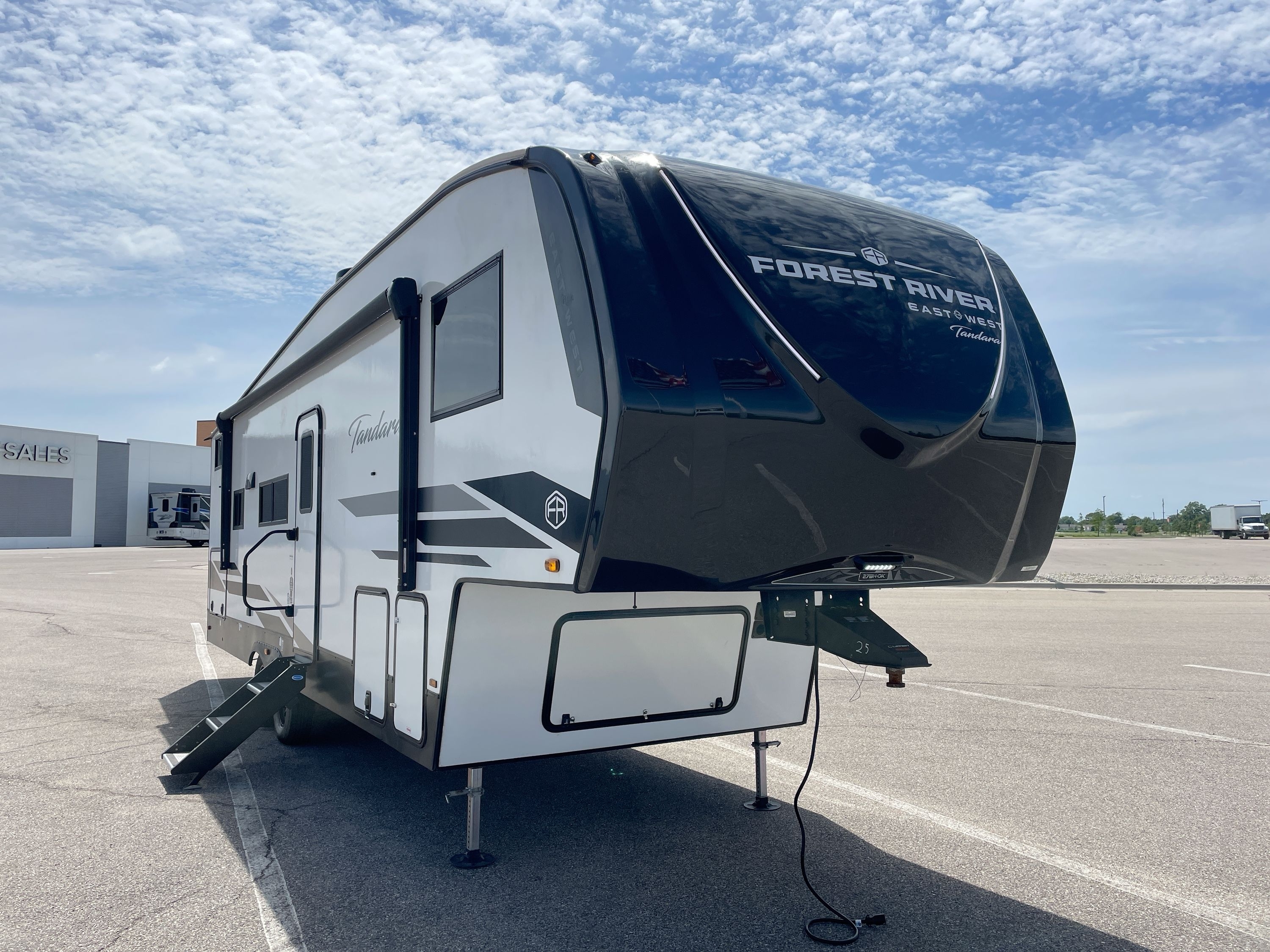 2025 East To West TANDARA 27BH-OK in wichita KS