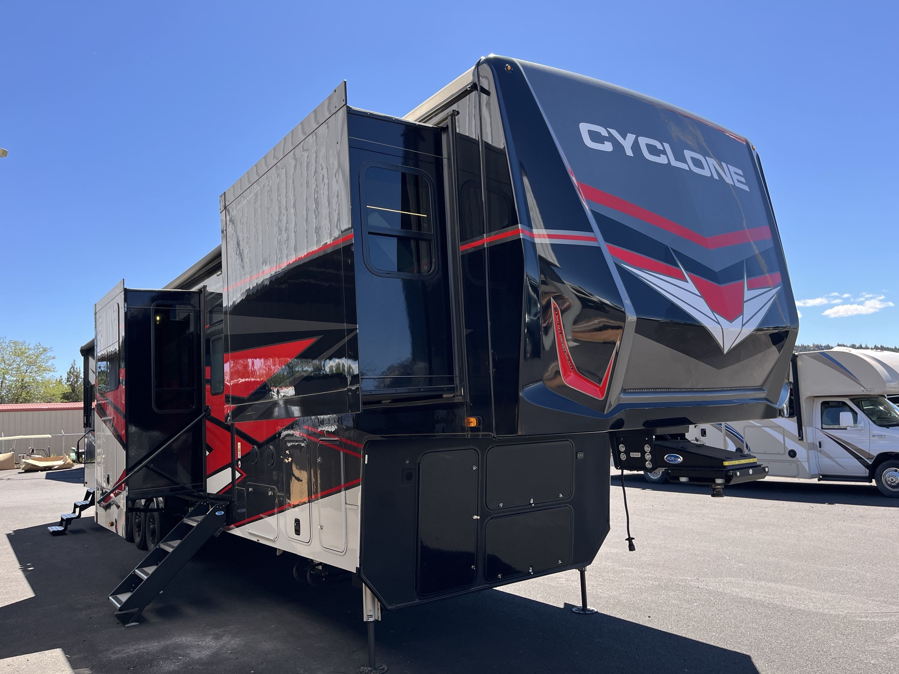 2025 Heartland CYCLONE 4008 Fifth Wheel Toy Hauler RV