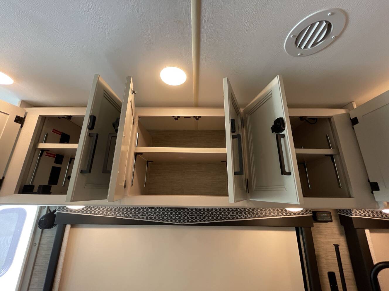 A photo of this 2023 Thor AXIS 24.3
