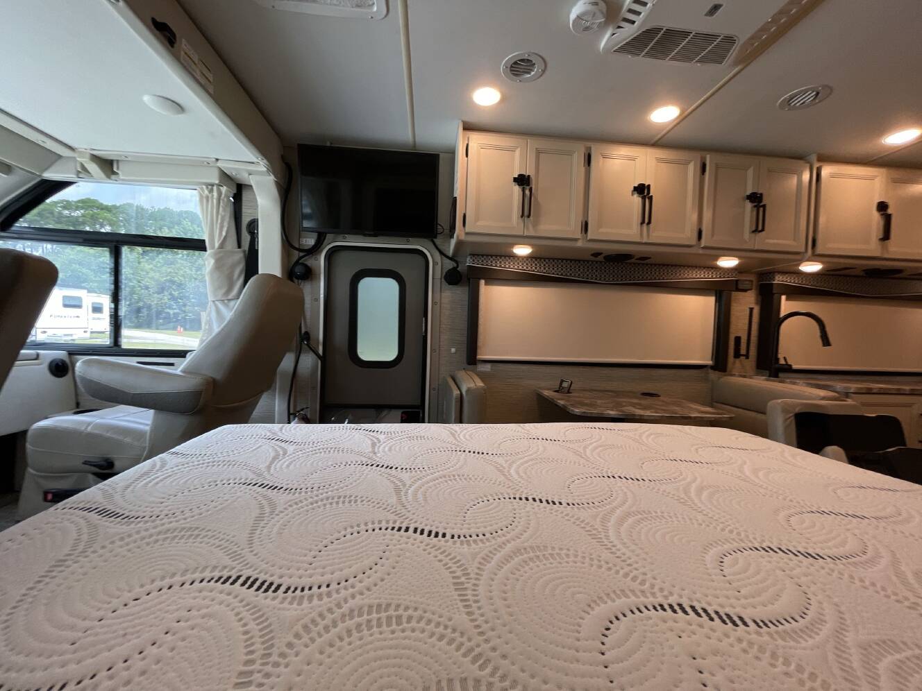 A photo of this 2023 Thor AXIS 24.3
