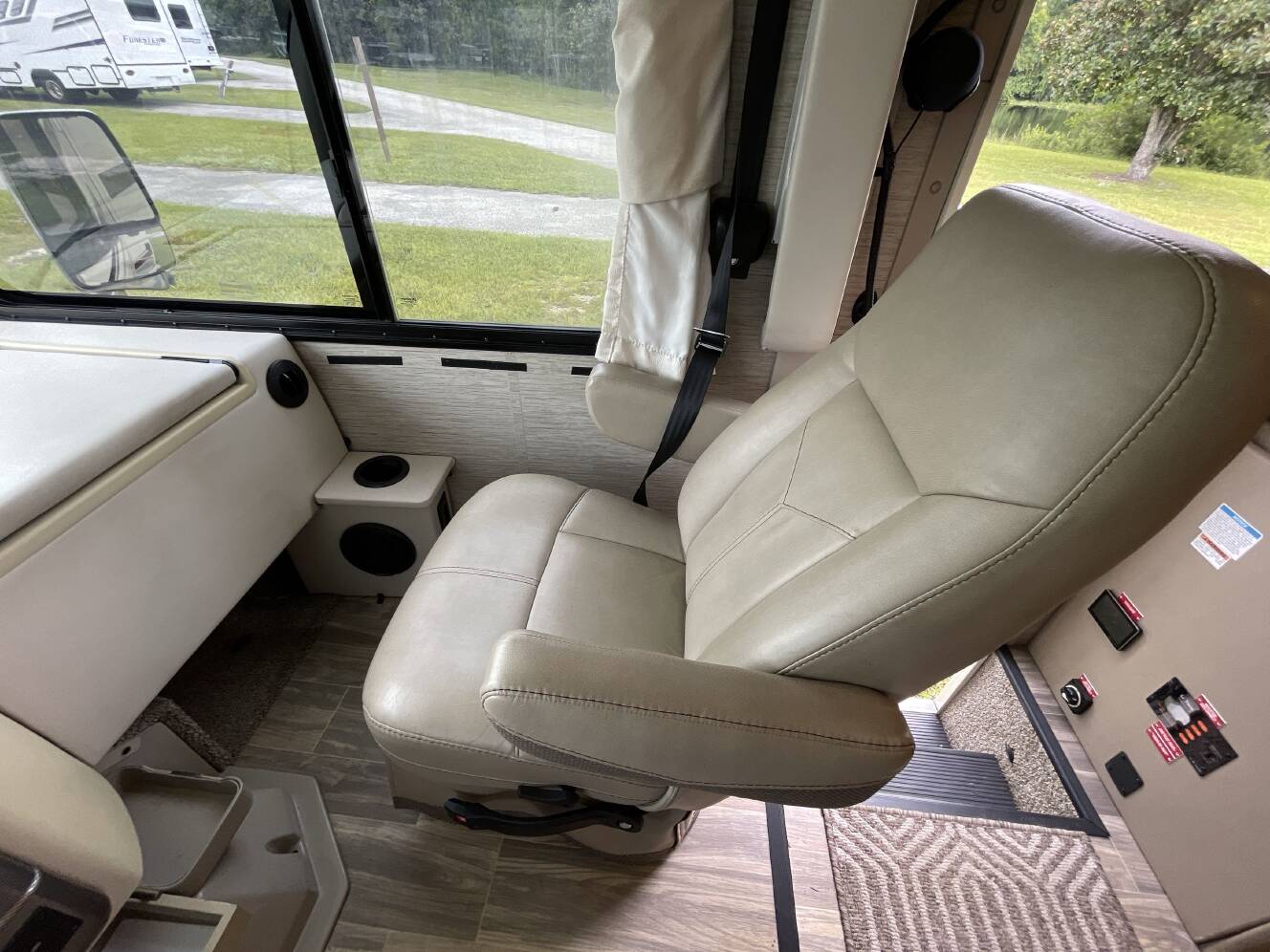 A photo of this 2023 Thor AXIS 24.3