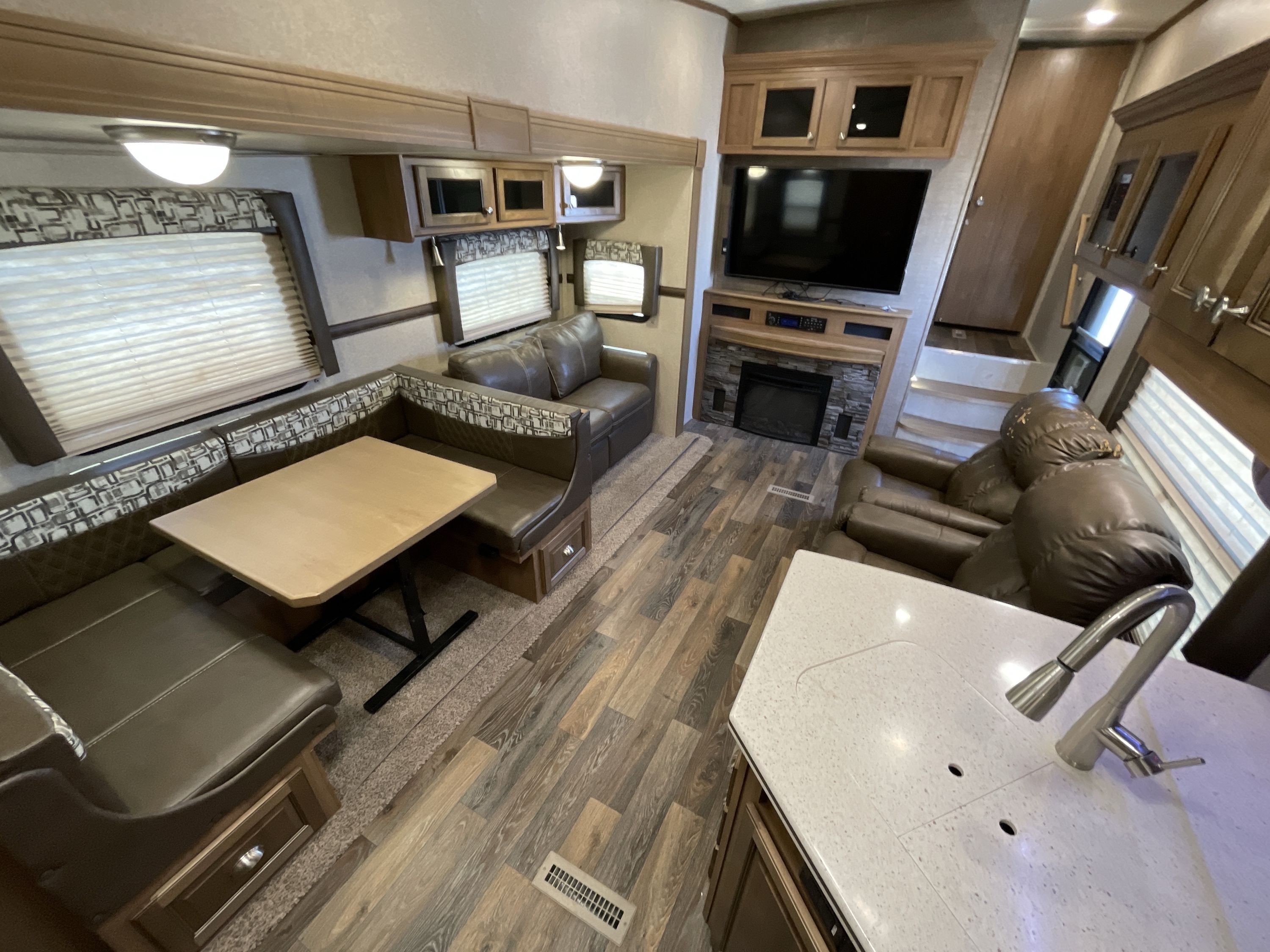 2017 Forest River ROCKWOOD SIGNATURE ULTRA LITE 8280WS in fresno CA