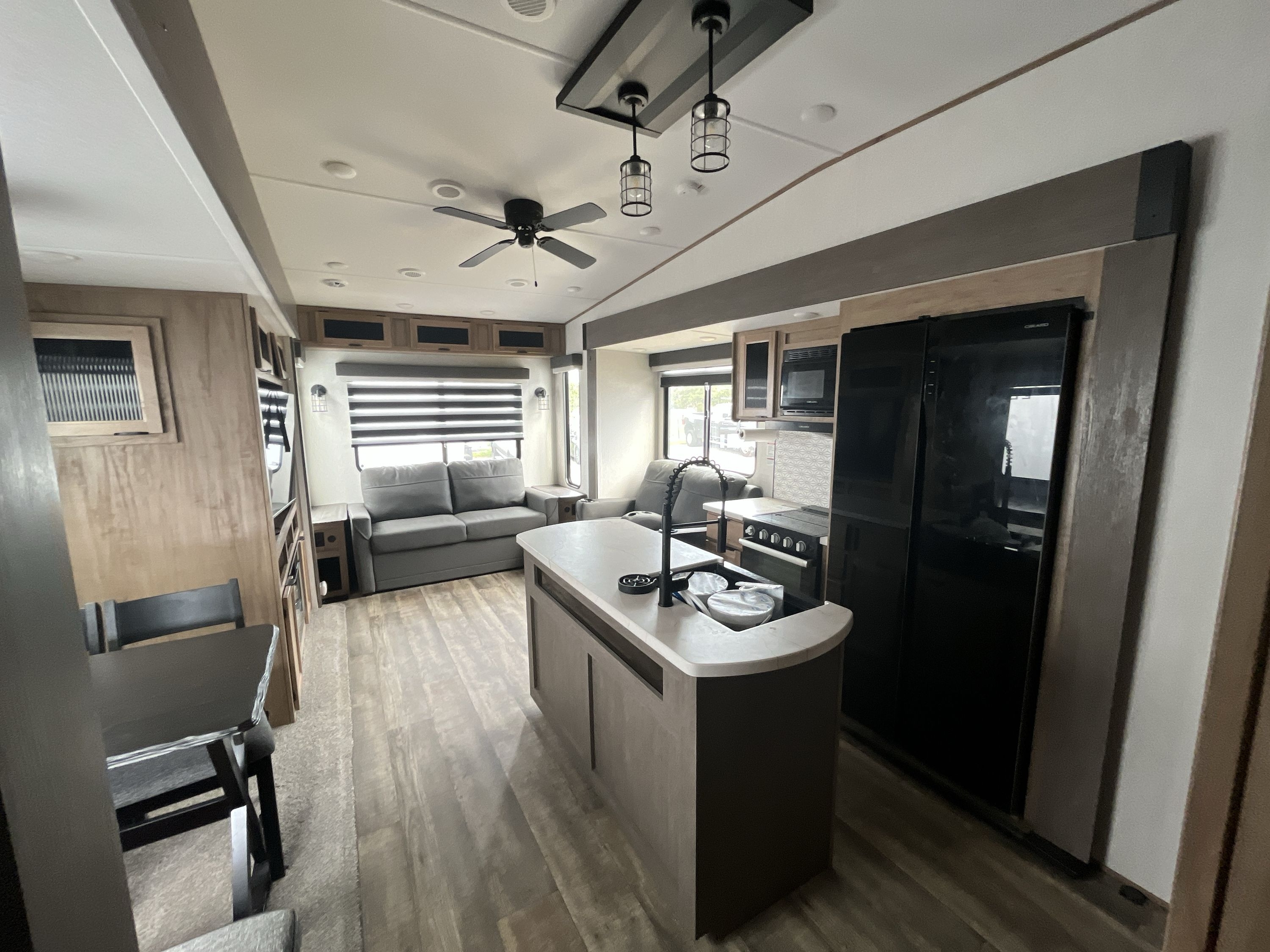 2024 Forest River ARCTIC WOLF 3550 SUITE in clermont FL