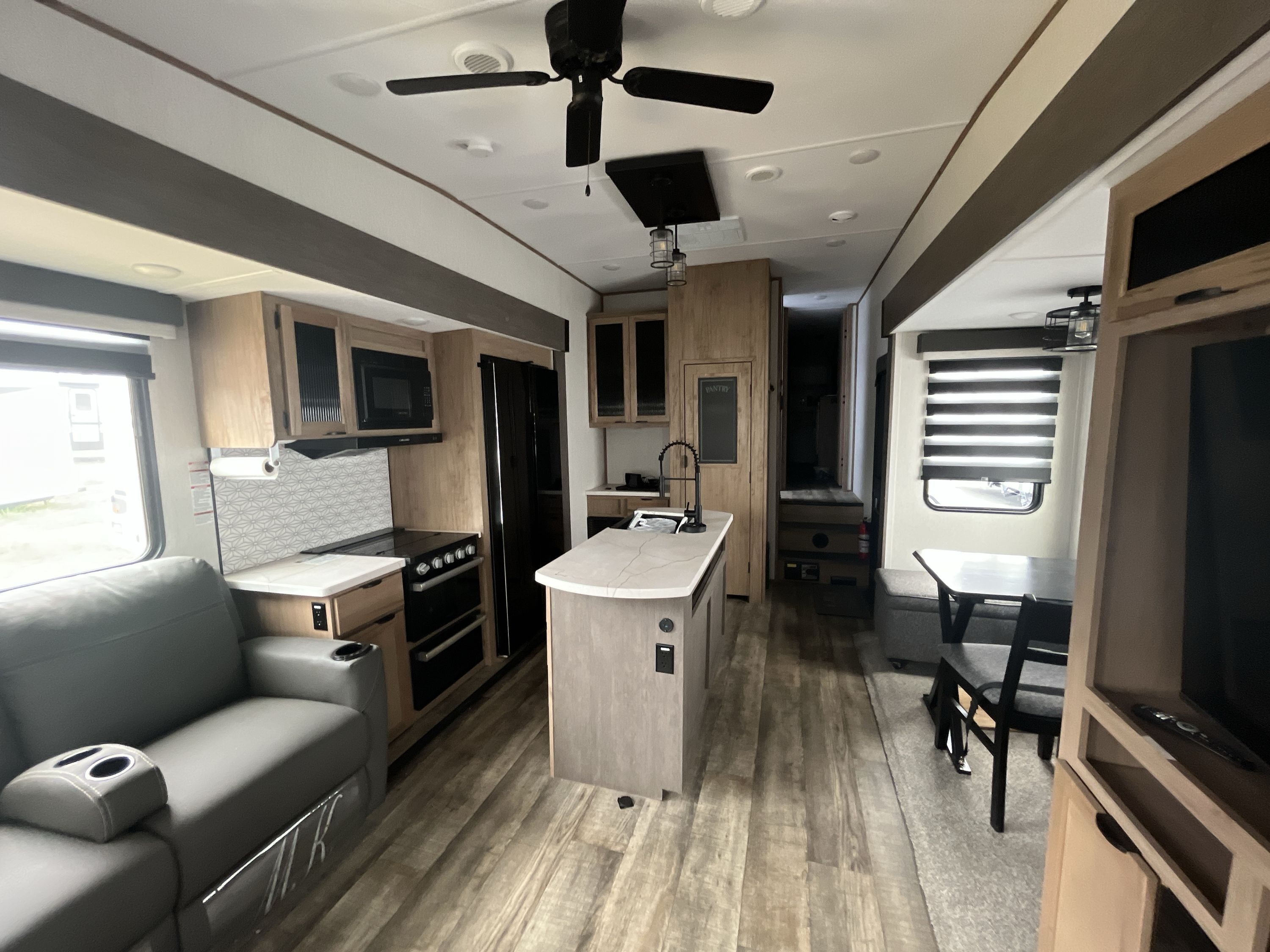 2024 Forest River ARCTIC WOLF 3550 SUITE in clermont FL