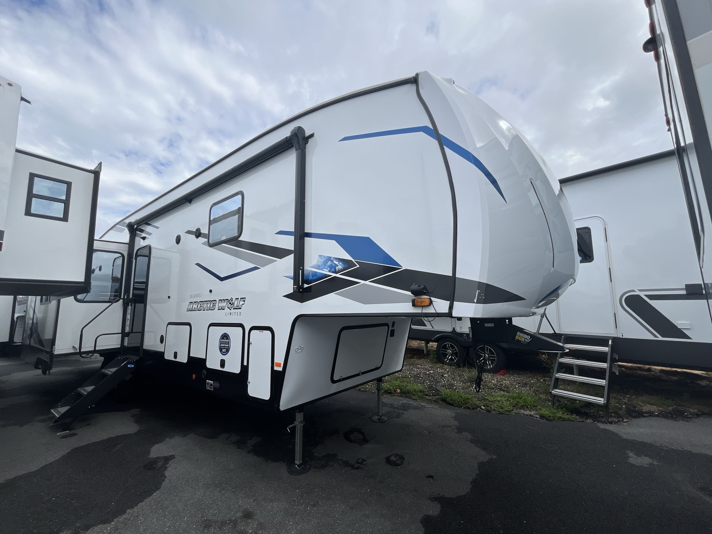 2024 Forest River ARCTIC WOLF 3550 SUITE in clermont FL