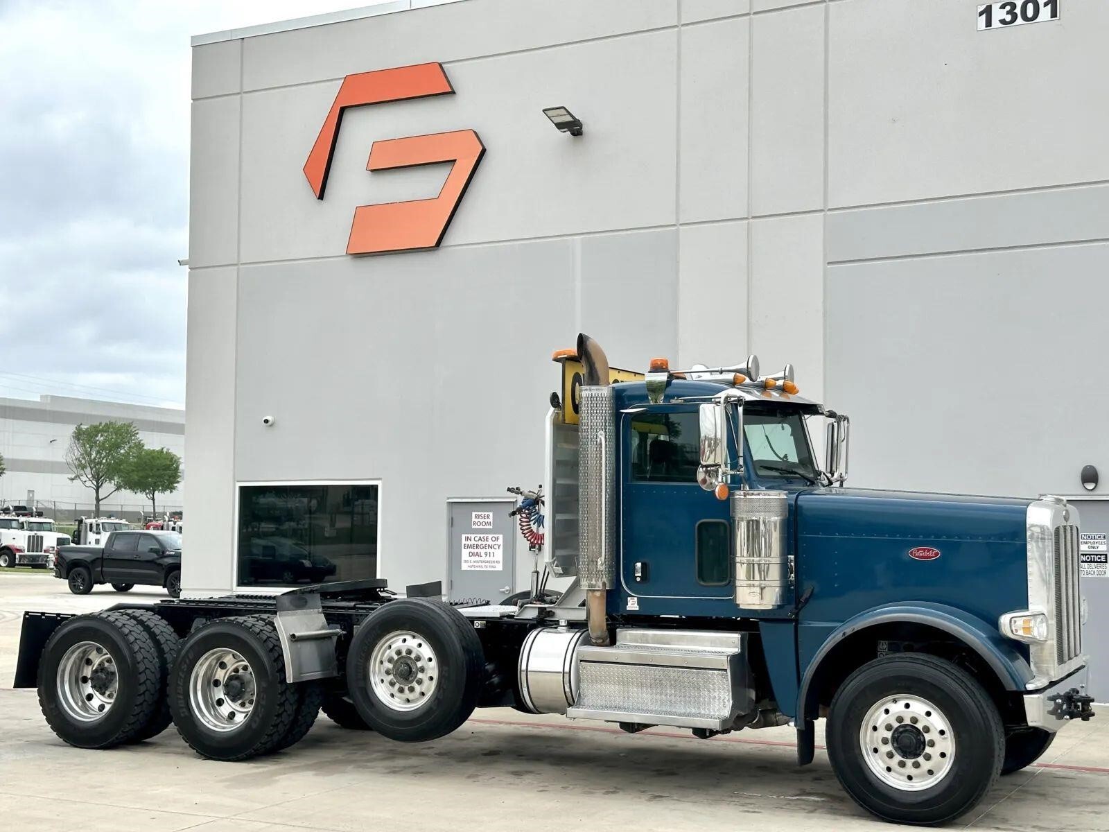 2022 PETERBILT 389 in Hutchins, TX