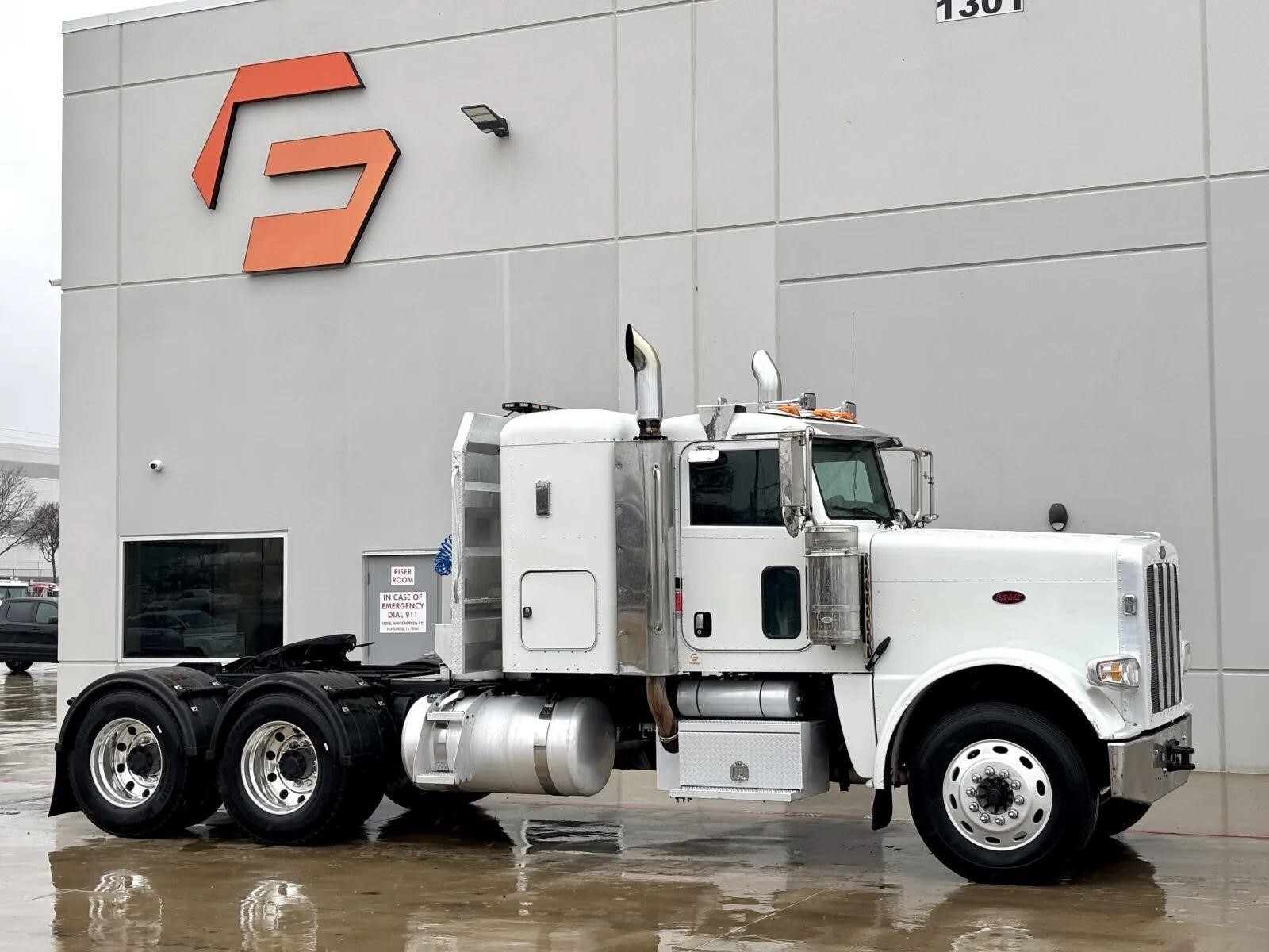2009 PETERBILT 388 in Hutchins, TX