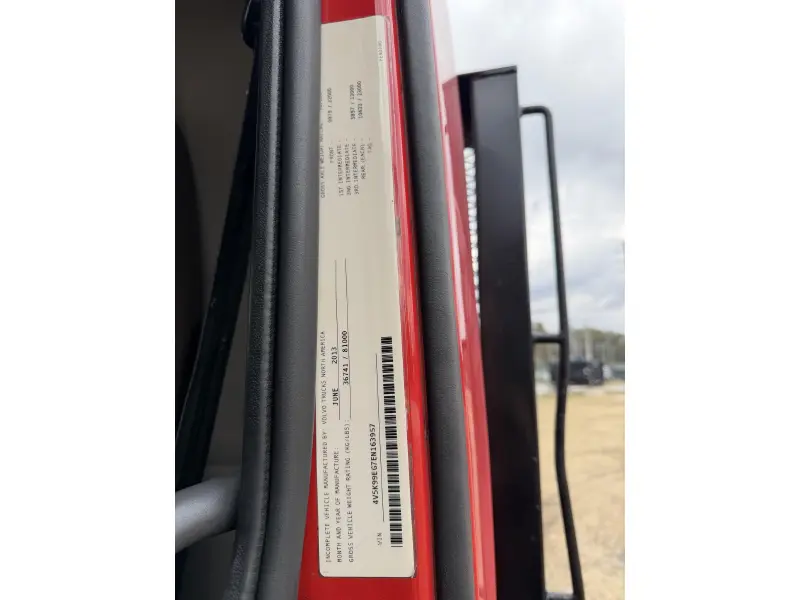 2014 VOLVO VHD84B200