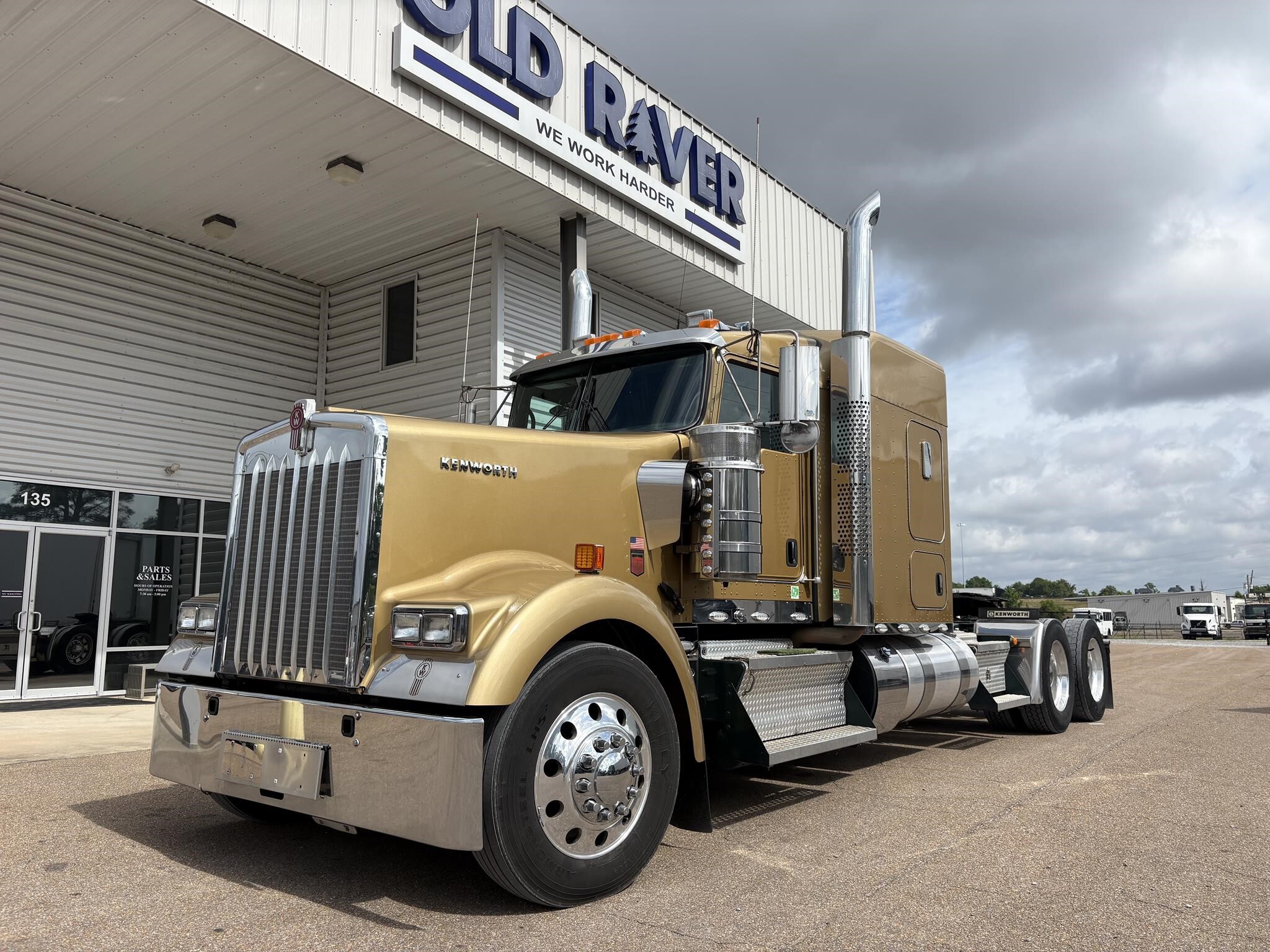 2024 KENWORTH W900 in Richland, MS