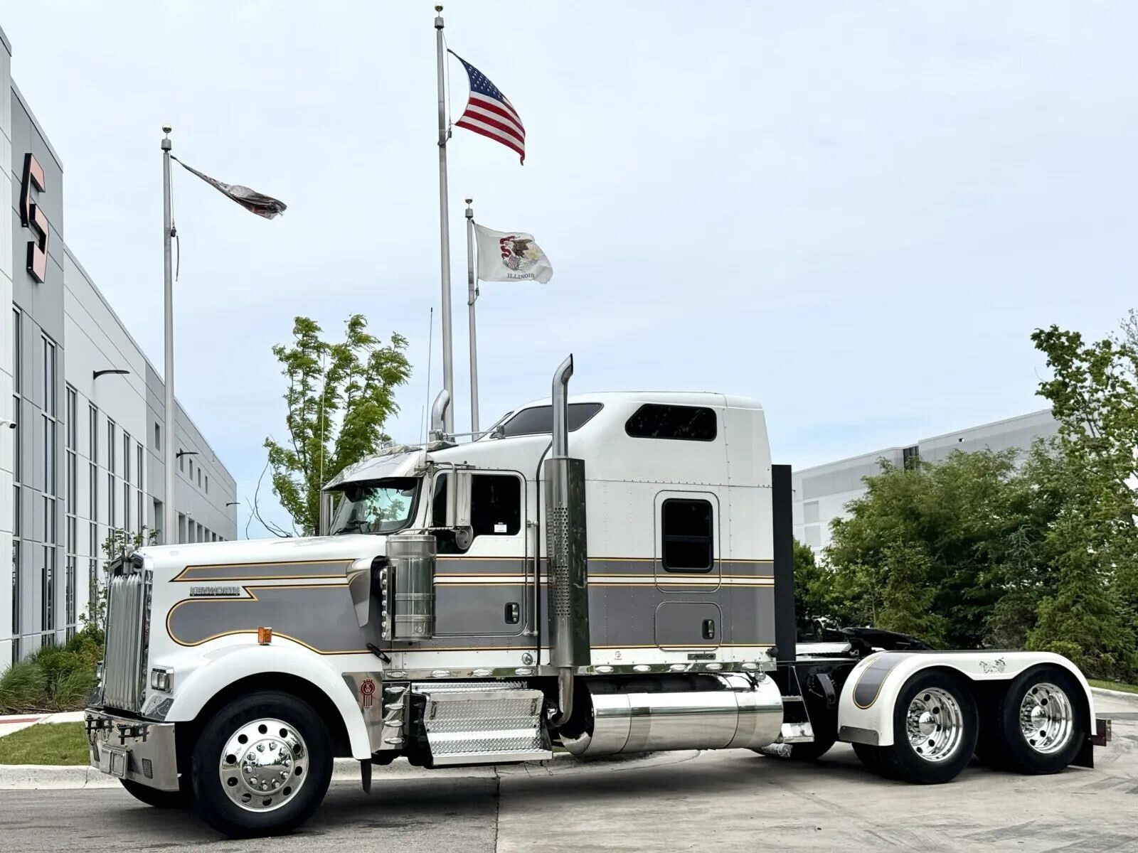 2015 KENWORTH W900 in New Lenox, IL