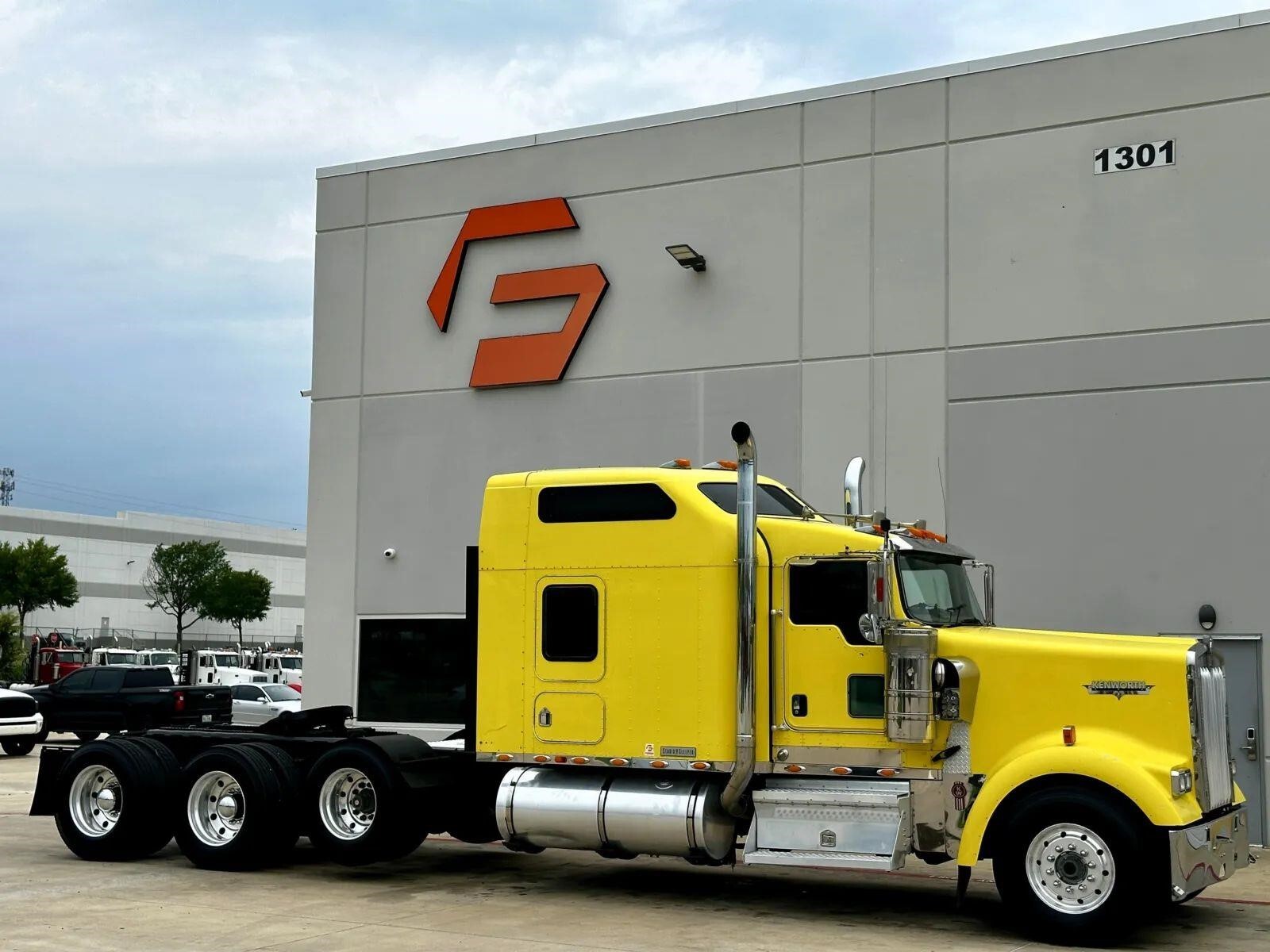 2004 KENWORTH W900 in Hutchins, TX
