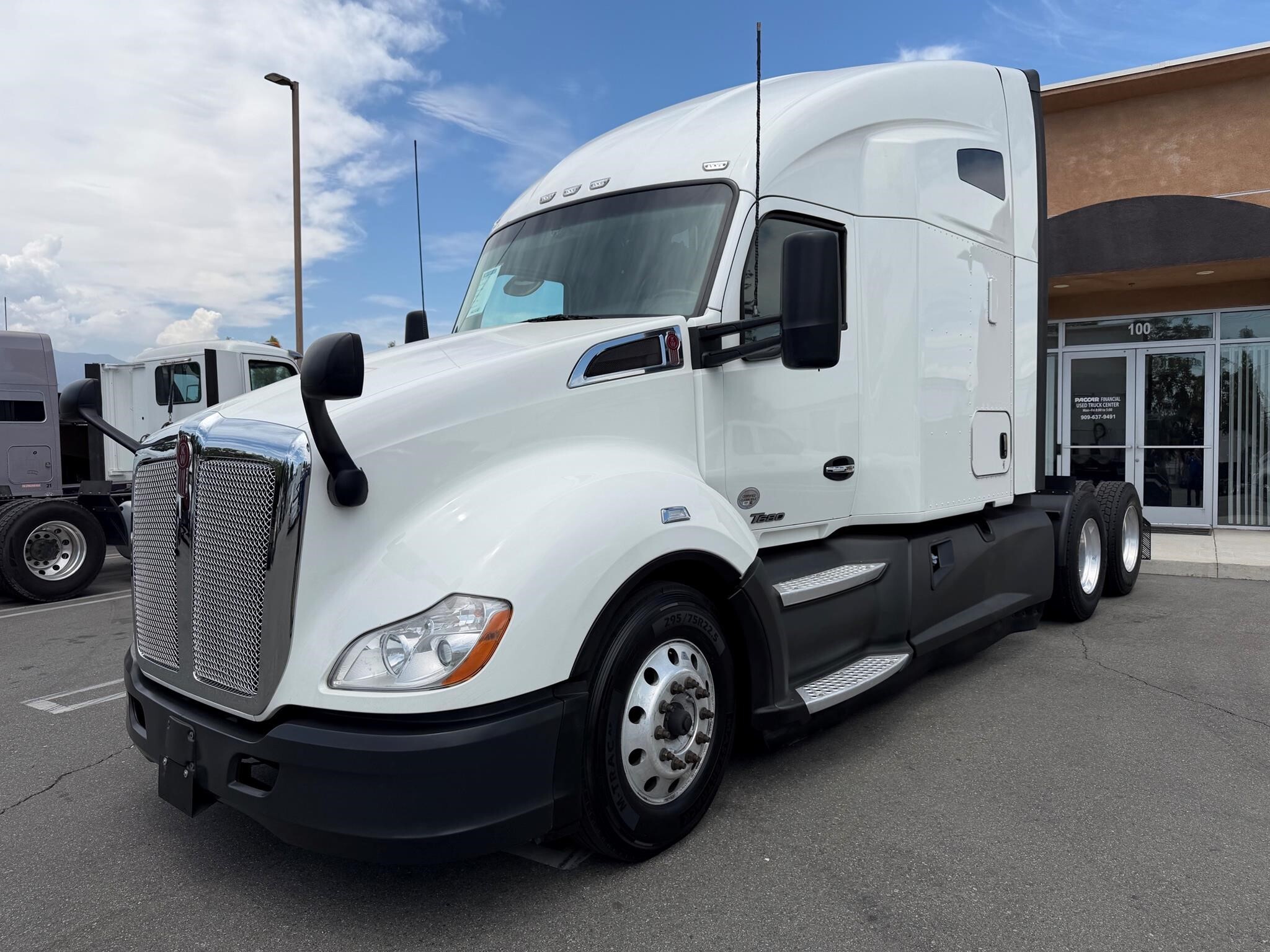 2022 KENWORTH T680 in Fontana, CA
