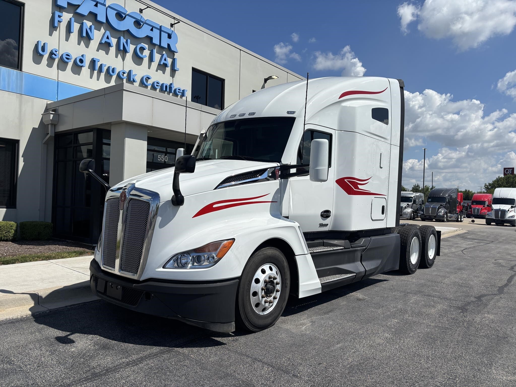 2023 KENWORTH T680 in Minooka, IL