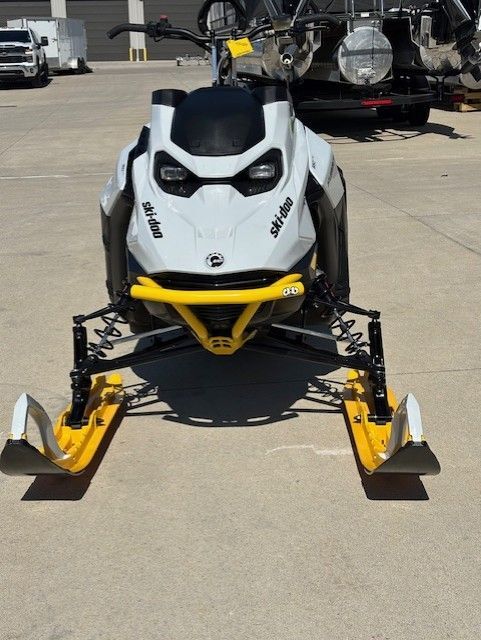 2023 Ski-Doo Summit Edge 165 850 E-TEC E.S. PowderMax X-Light 3.0 w in huron OH