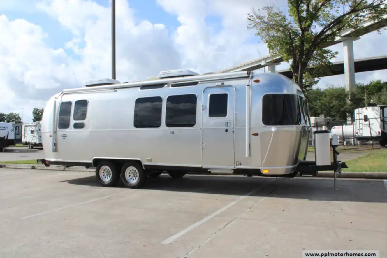 A photo of this 2018 Airstream International Signature 28RB QUEEN