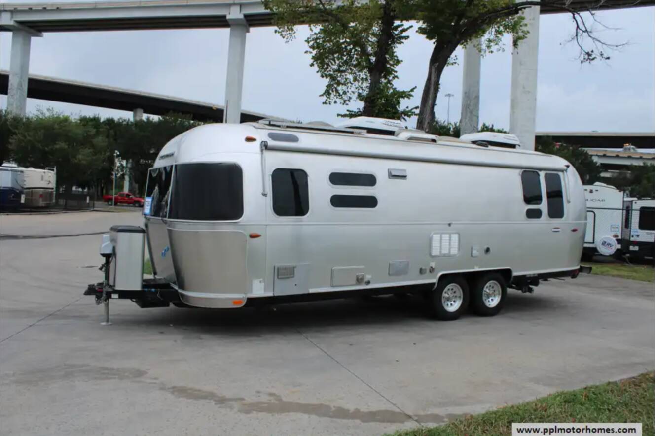 A photo of this 2018 Airstream International Signature 28RB QUEEN