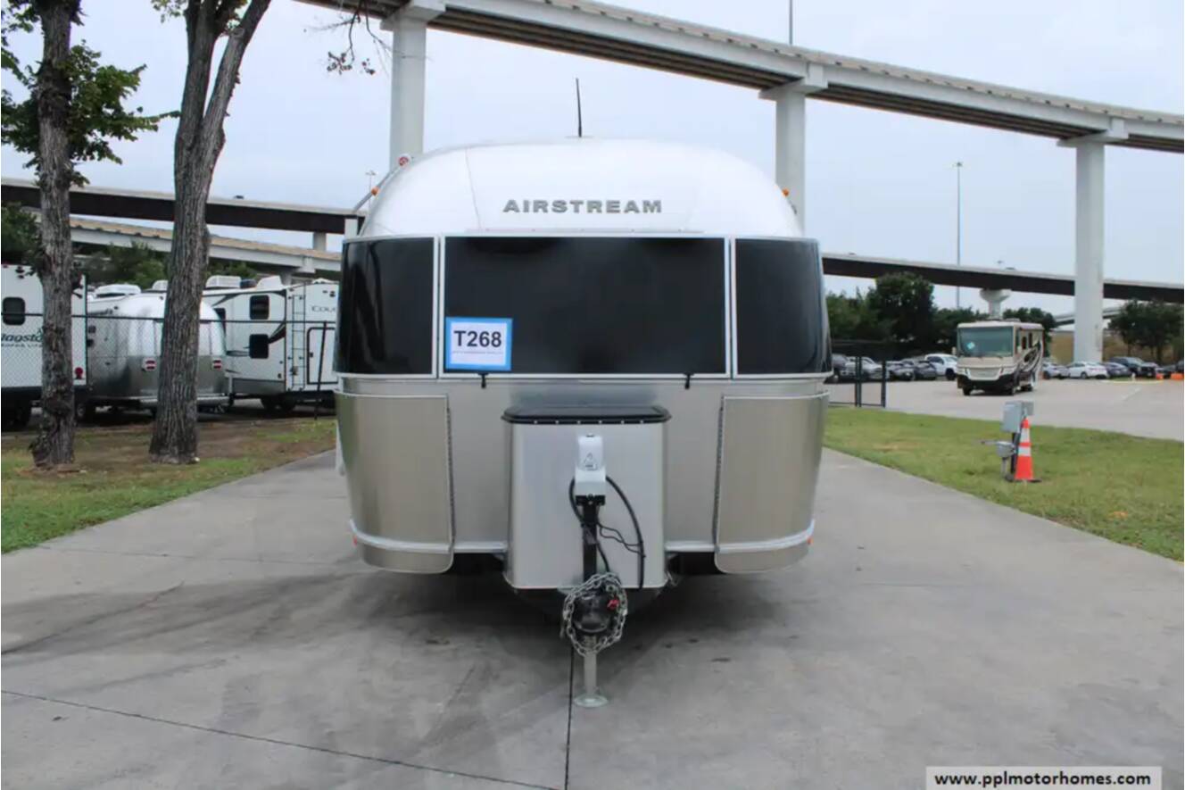 A photo of this 2018 Airstream International Signature 28RB QUEEN