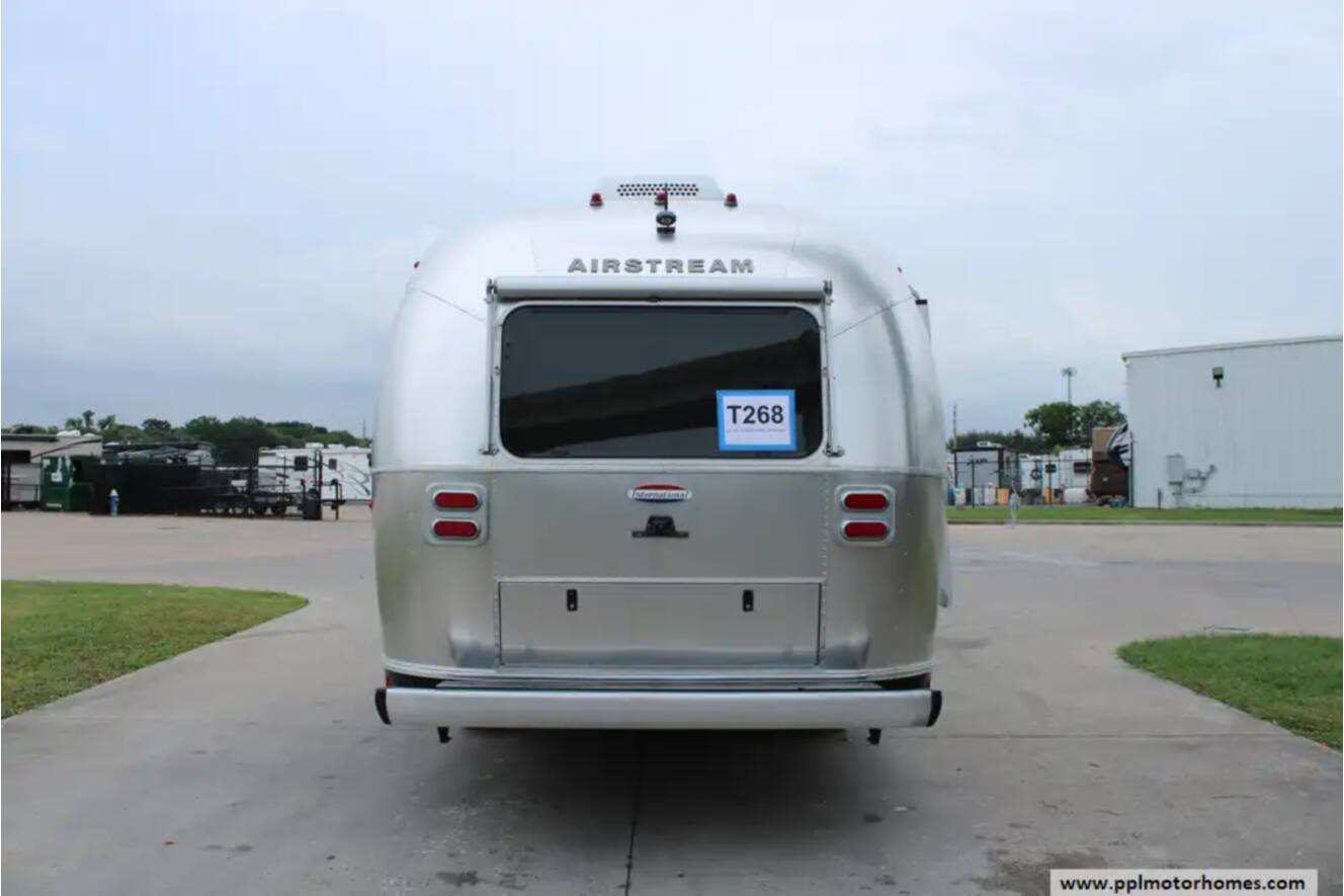A photo of this 2018 Airstream International Signature 28RB QUEEN