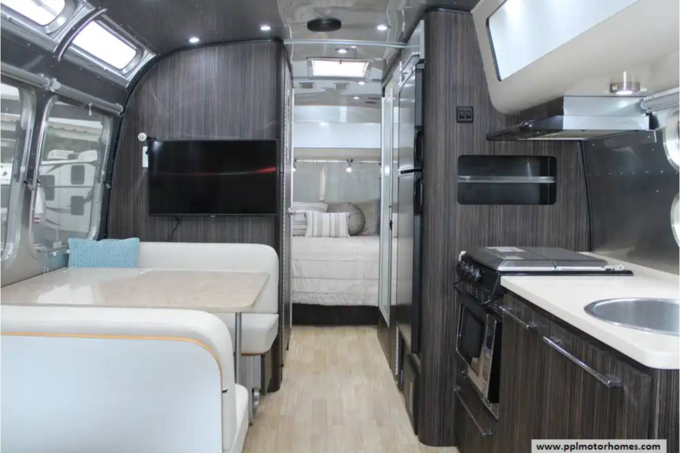 A photo of this 2018 Airstream International Signature 28RB QUEEN