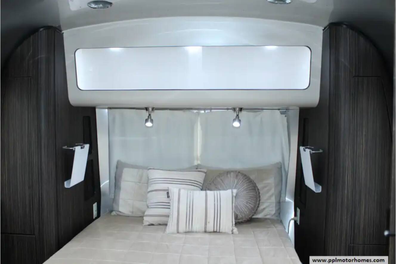 A photo of this 2018 Airstream International Signature 28RB QUEEN