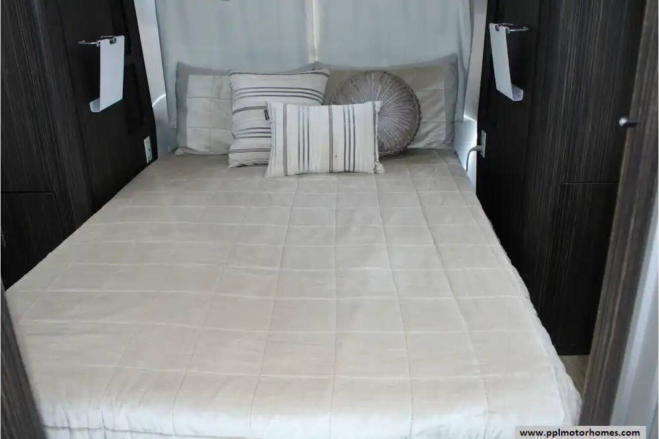 A photo of this 2018 Airstream International Signature 28RB QUEEN