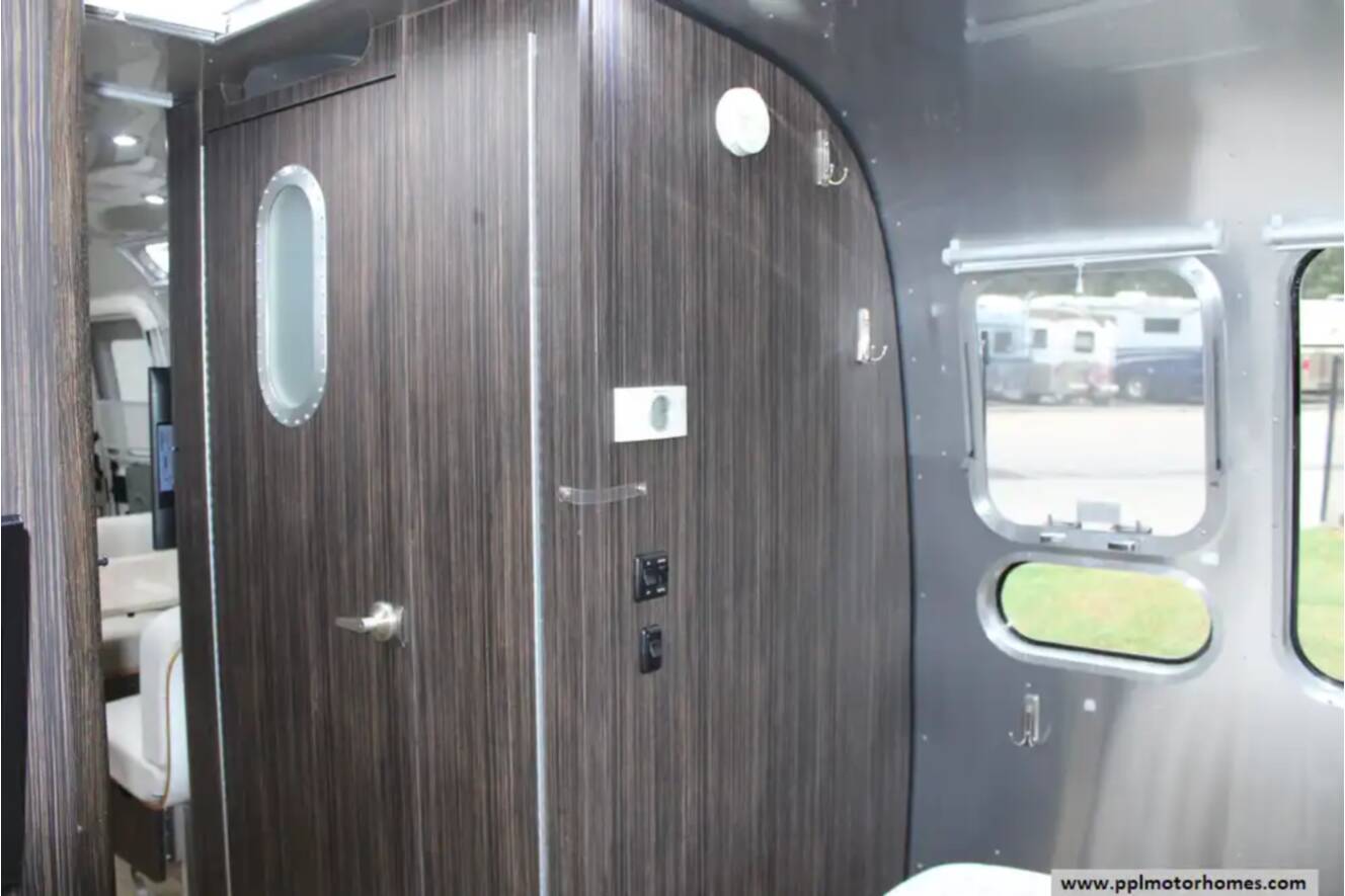 A photo of this 2018 Airstream International Signature 28RB QUEEN
