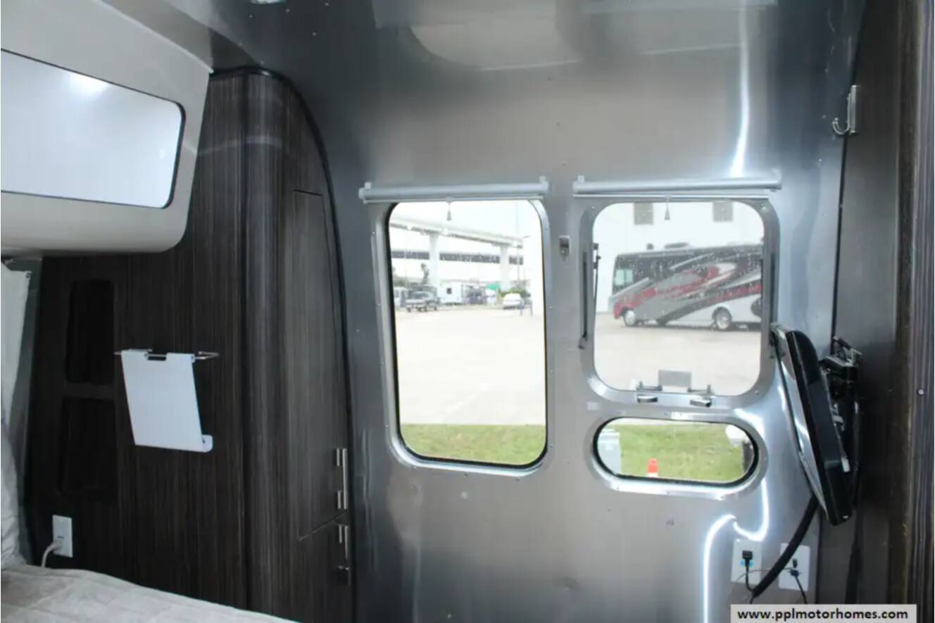A photo of this 2018 Airstream International Signature 28RB QUEEN